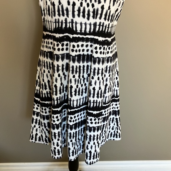 Gorgeous fushia and black and cream sleeveless Ivanka dress - Picture 5 of 16